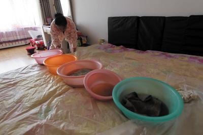 鹤峰楼上漏水，住户失联，小区没物管，业主维权难！律师来支招……